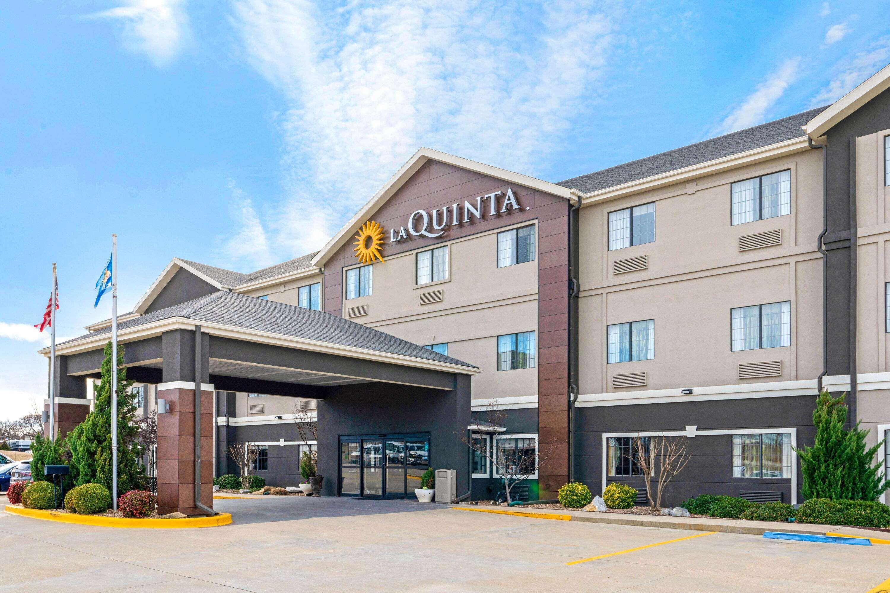 La Quinta By Wyndham Ada Hotel Exterior photo